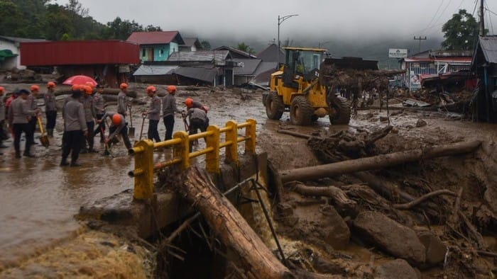 Banjir Bandang Terjang Arosuka, Satu Warga Tewas dan Akses Solok-Padang Terputus